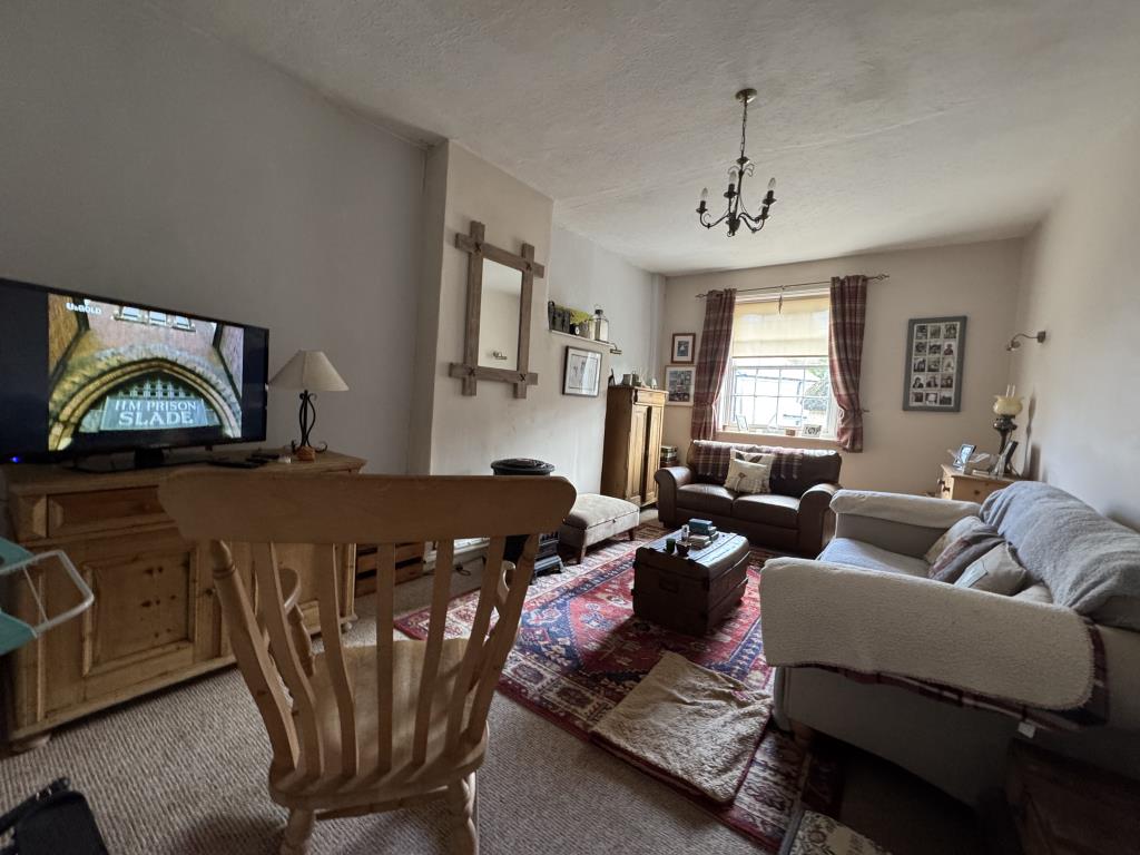 Lot: 115 - PUBLIC HOUSE WITH GUEST ACCOMMODATION - Owners accommodation, sitting room